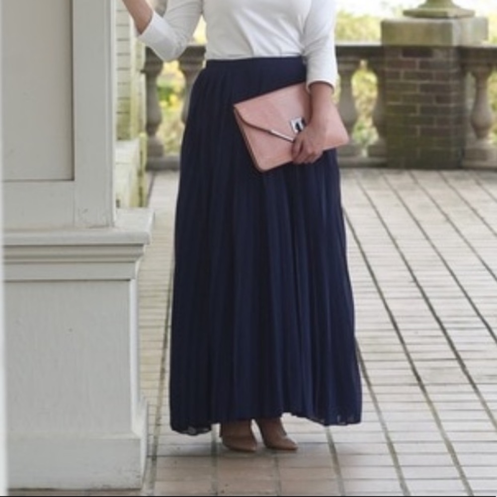 Dainty Jewell’s Pleated Skirt Navy